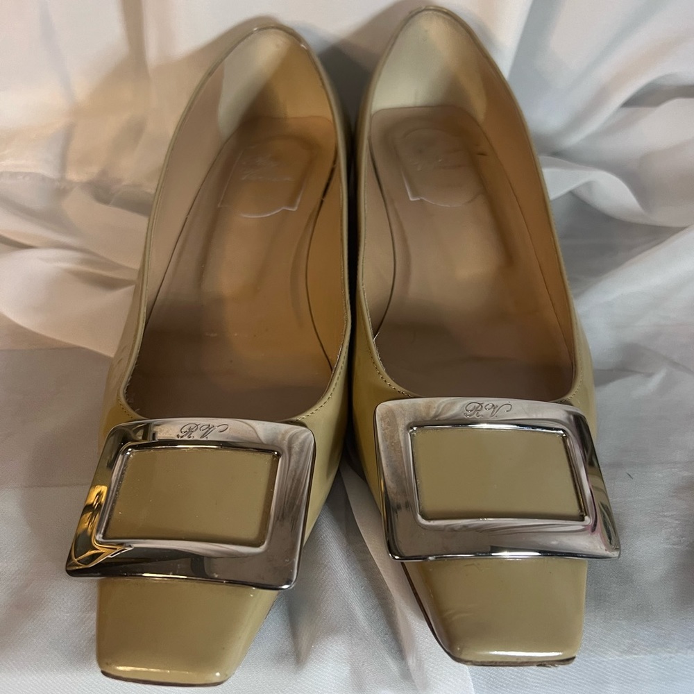 Roger vivier Beige patent Leather Classic Roger Vivier flats Size 37.